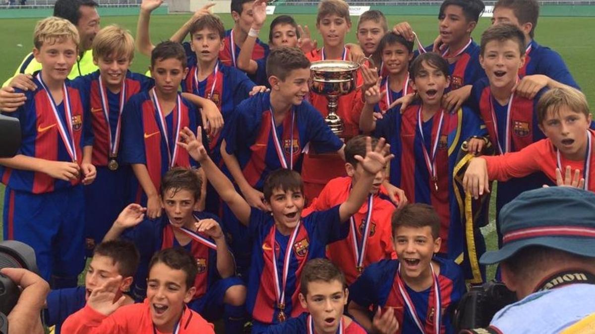 Los jugadores del infantil B del Barça celebran su victoria en la World Challenge Cup de Tokio.