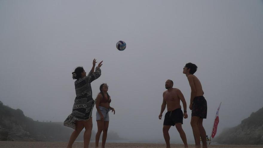 A Coruña quedó sumergida bajo la niebla este lunes
