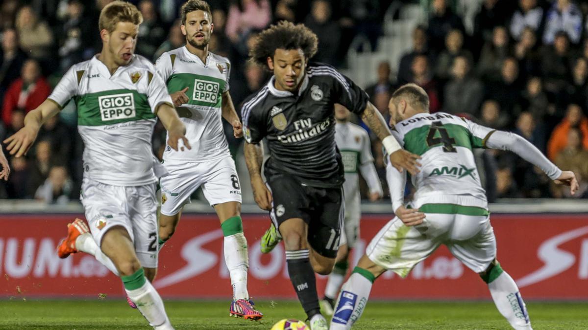 Marcelo rodeado de Lombán, Pasalic y Adrián Gónzalez, durante el último Elche-Real Madrid de enero de 2015