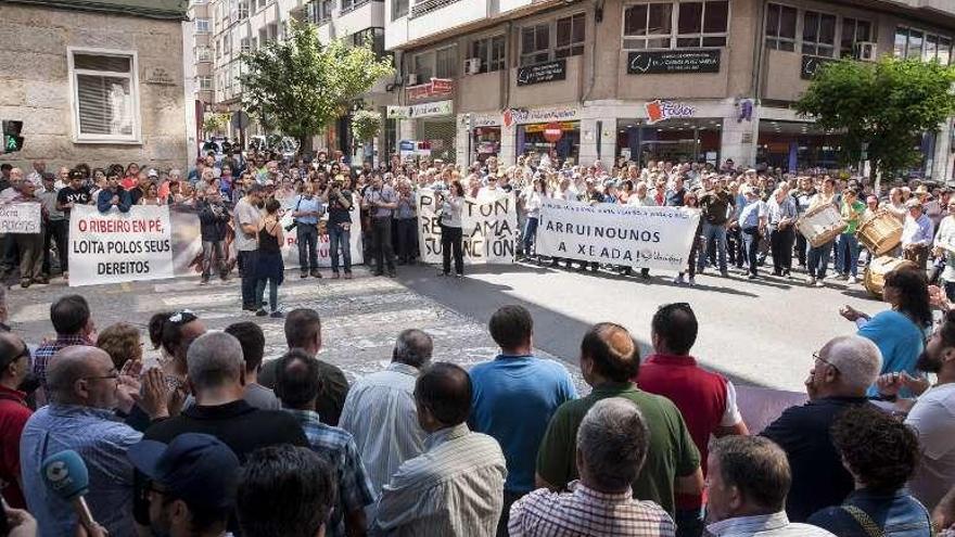 El colectivo se concentró frente a la delegación de la Xunta. // B. Lorenzo