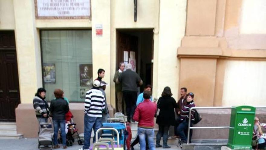 Carritos en cola a la espera de ser llenados por la ONG Cáritas, junto a la iglesia de Santa María.