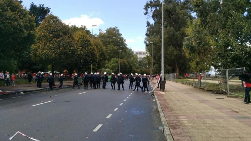 La Policía carga contra ultras del Sporting en la avenida del Molinón