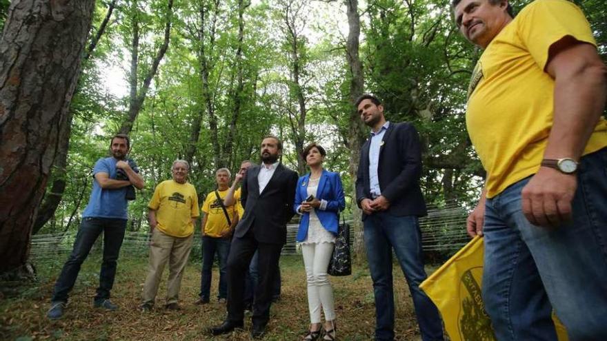 Cuiña, en una visita a Casas Vellas con la parlamentaria europea Izaskun Bilbao. // Bernabé/Gutier