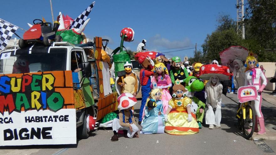 La carroza ganadora del primer premio
y sus integrantes al inicio de la rúa. | P.M.V.
