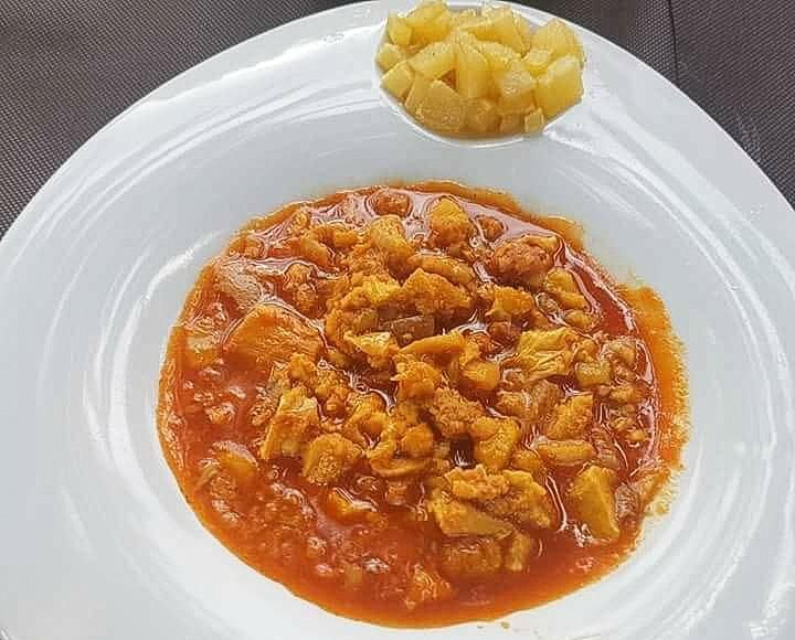 Callos caseros con patatinos.