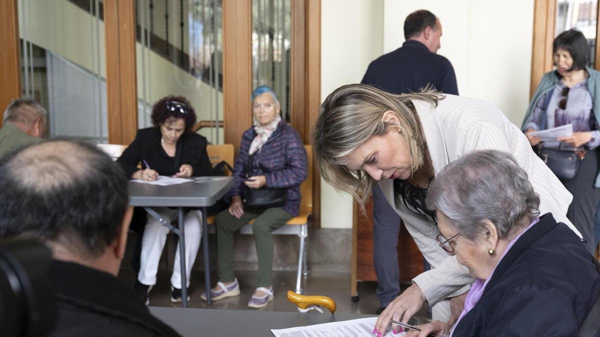 Barrachina conversa con mayores durante su inscripción a los viajes.
