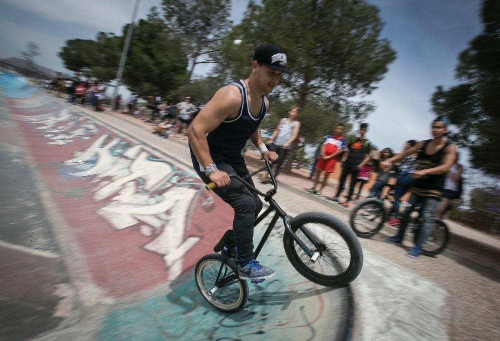 Alacant Desperta vuelve tras nueve años de ausencia y llena el parque alicantino de cultura urbana