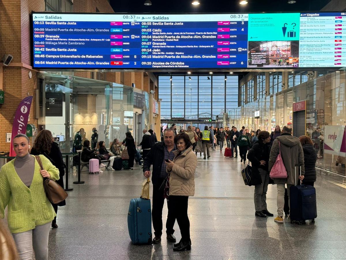 Viajeros en la estación de trenes de Córdoba, este martes por la mañana.