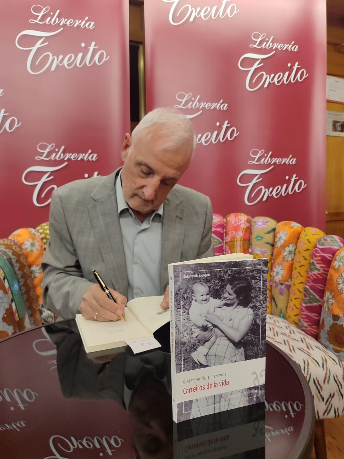 Xosé María Rodríguez firma un libro durante su presentación en Cangas.