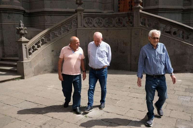 Los tres labrantes que remataron la última torre de la iglesia de Arucas