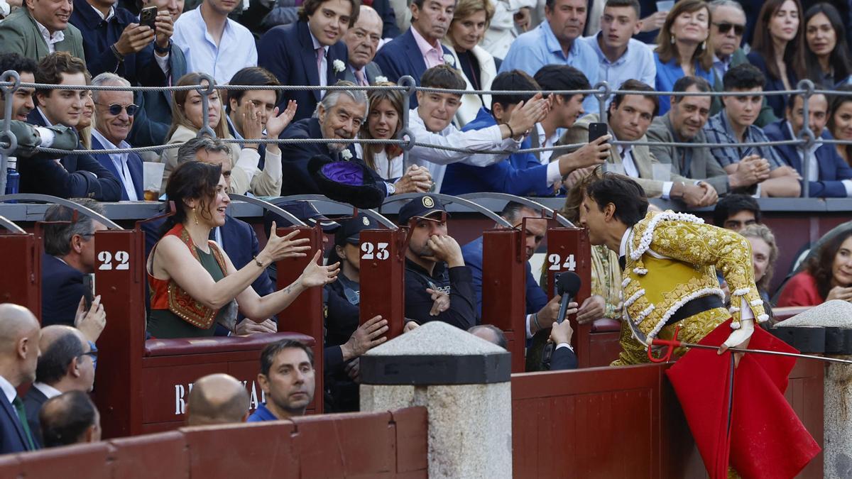 El diestro peruano Andrés Roca Rey (d) brinda su segundo toro a la presidenta de la Comunidad de Madrid, Isabel Díaz Ayuso.