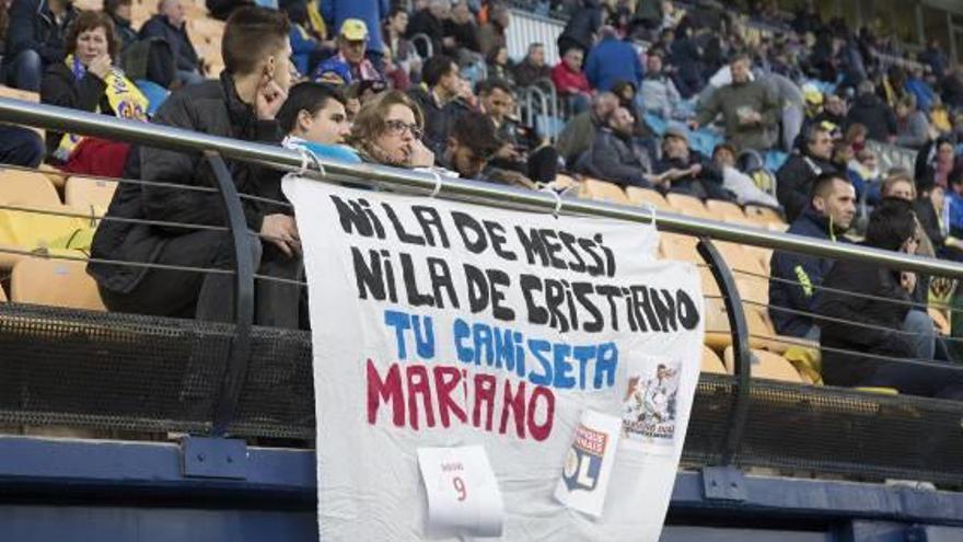 Pidieron la camiseta al jugador del Olympique, Mariano.