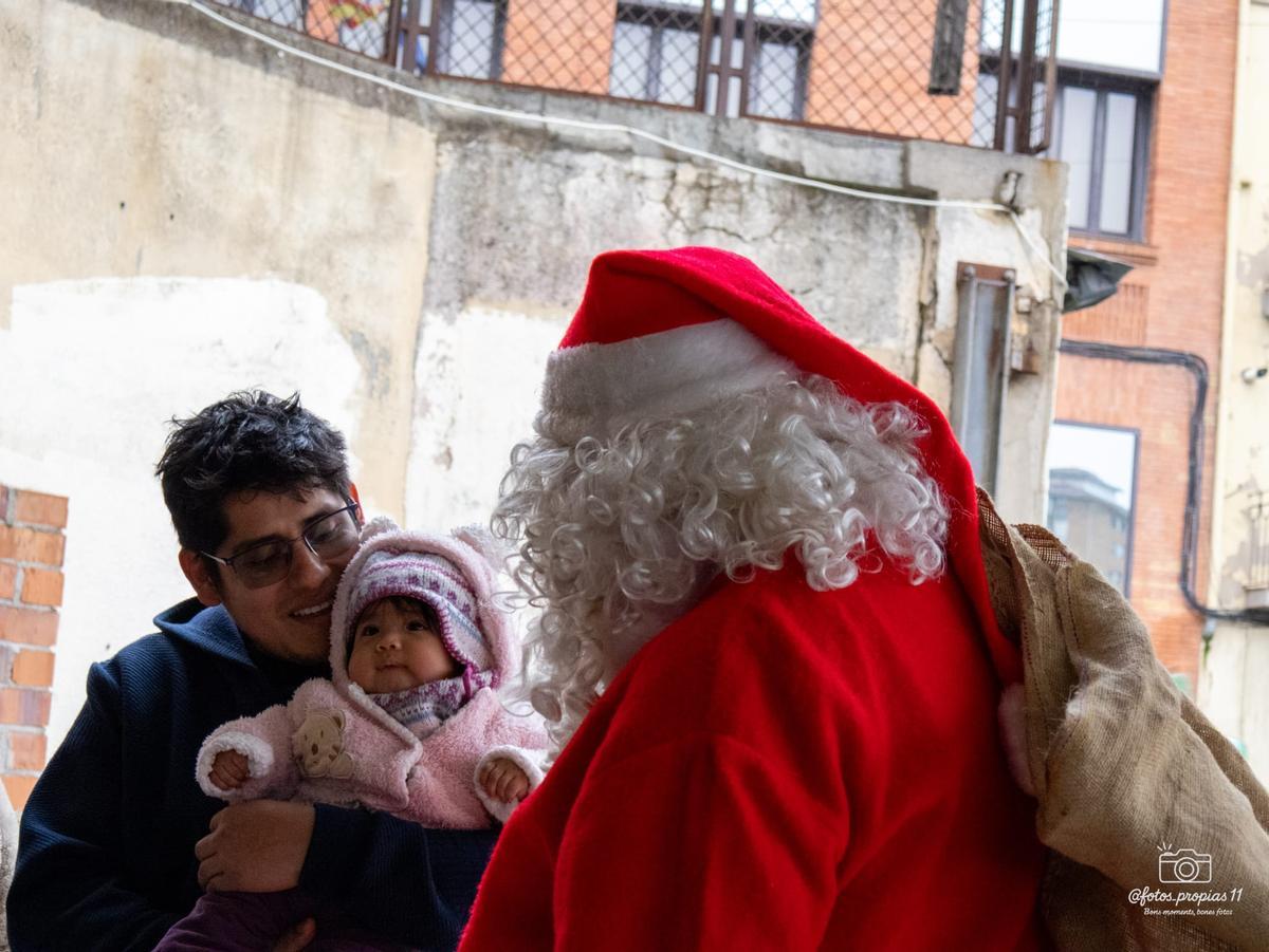 La Fundació del Convent de Santa Clara reparteix joguines a infants de la plataforma d'aliments