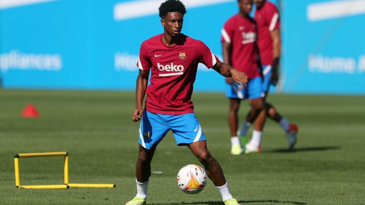 Alejandro Balde, en un entrenamiento del Barça.