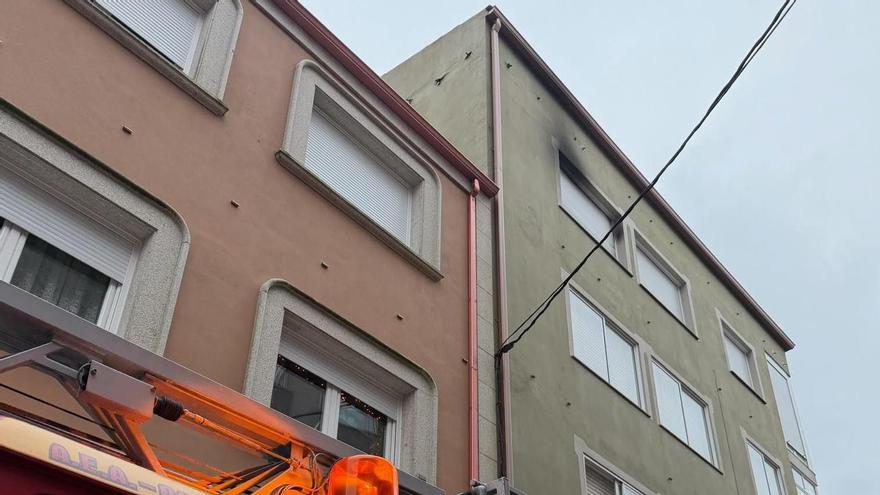 El incendio se produjo en el tercer piso de un edificio de la calle Ulla de A Pobra.