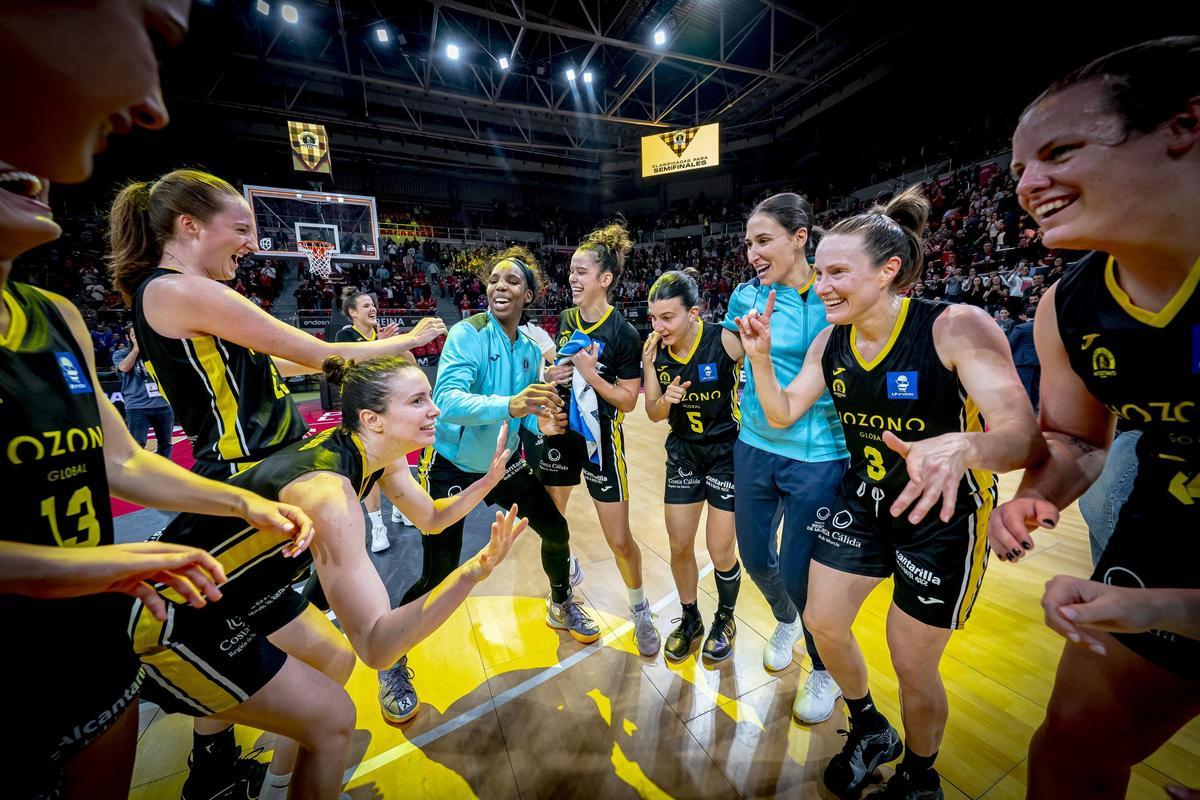 Explosión de júbilo entre las jugadoras del Hozono Global Jairis tras la clasificación para las semifinales de la Copa de la Reina