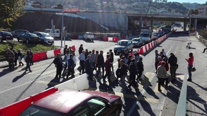 El colectivo de afectados, ayer, durante su protesta en Chapela. // FdV