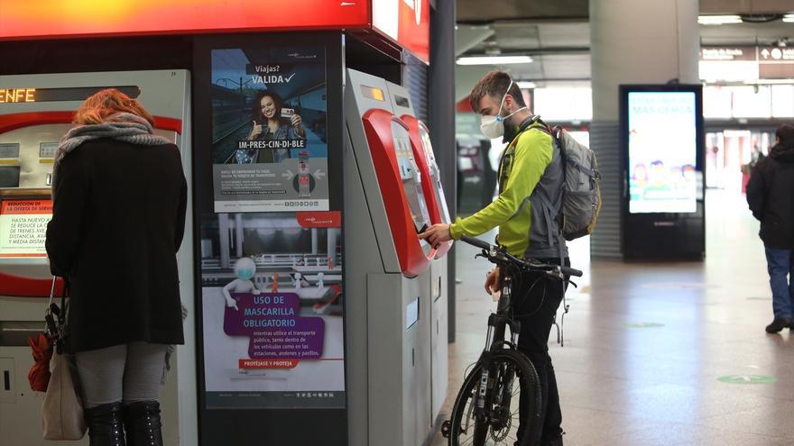 Los nuevos trenes de cercanías y media distancia incorporarán espacios y anclajes para las bicicletas