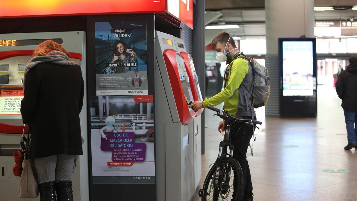 Los nuevos trenes de cercanías y media distancia incorporarán espacios y anclajes para las bicicletas.