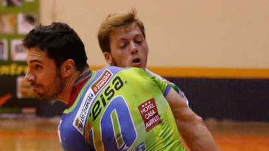 Jortos es agarrado por un defensor del Handbol Bordils.