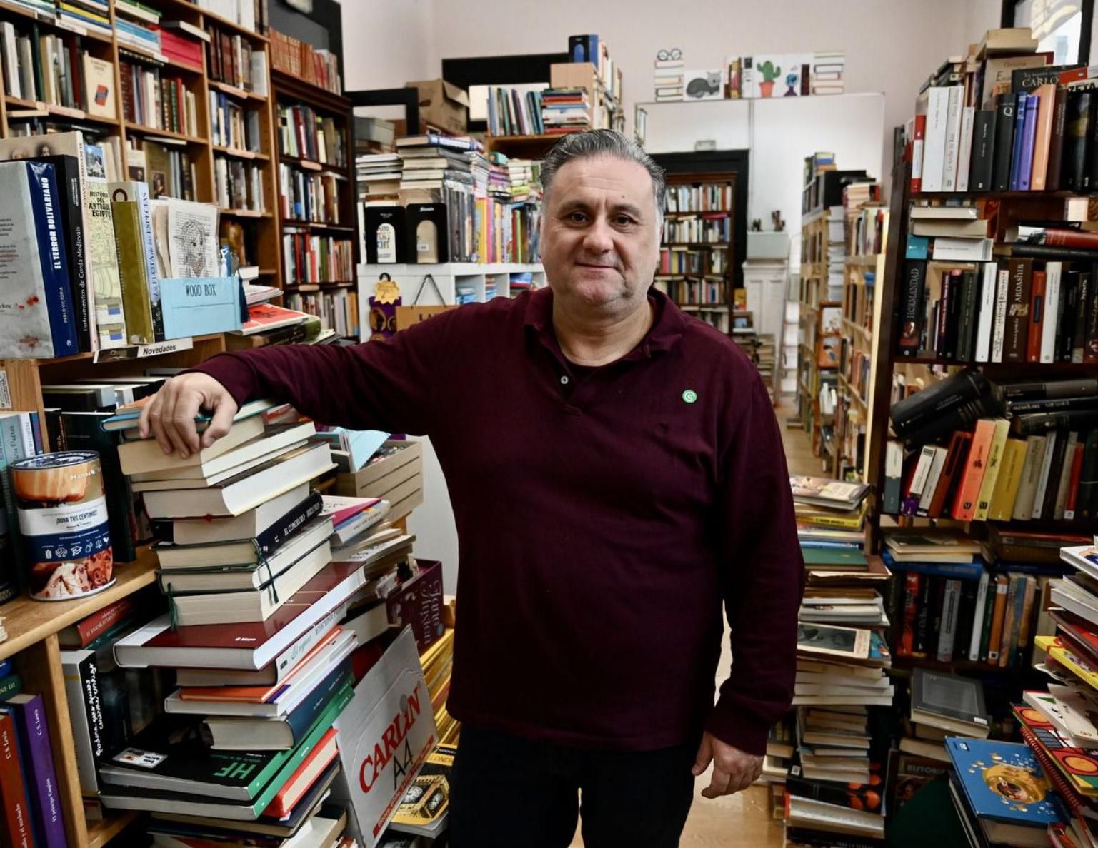 Guillermo Moldes cumple en junio una década como librero