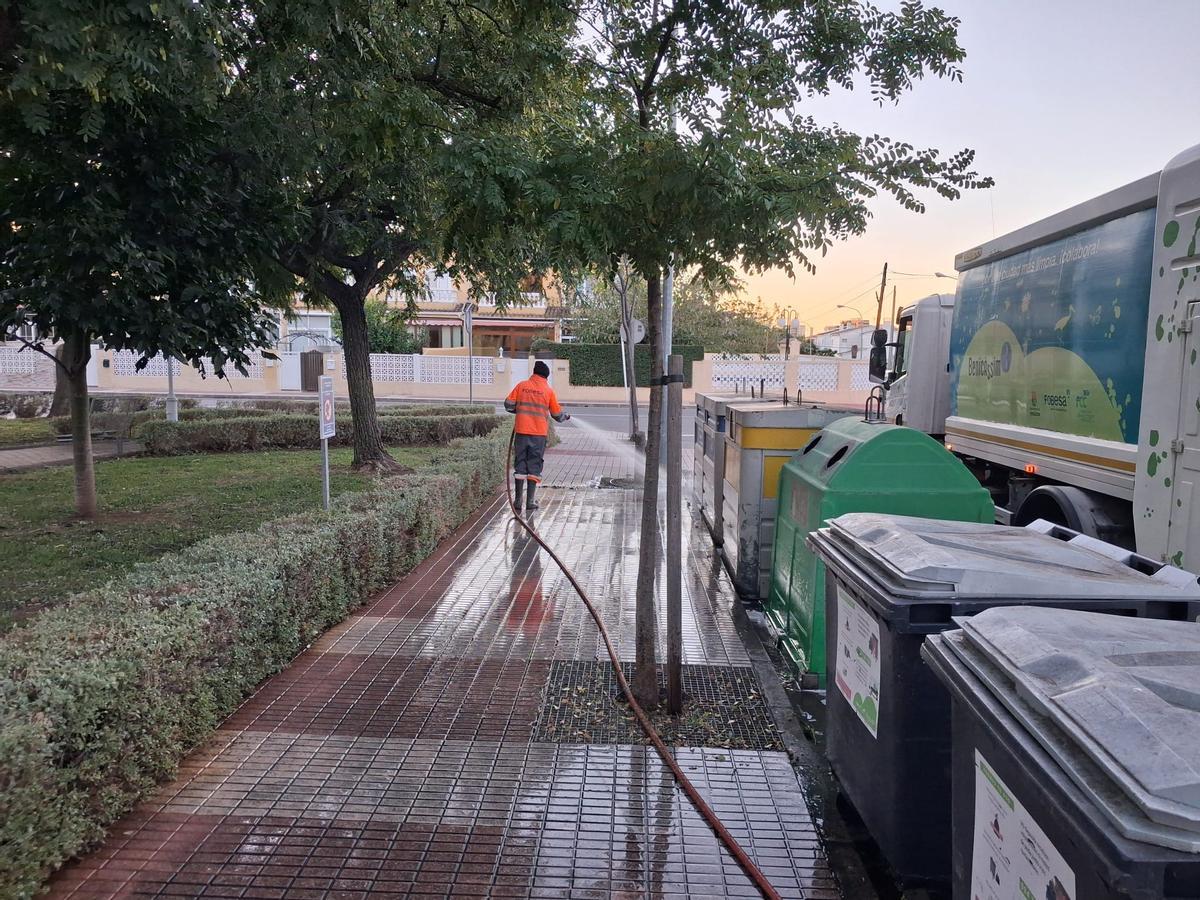 Las actuaciones incluirán barrido mecánico, soplado, baldeo de calzadas y aceras, y desbroce de bordillos y márgenes.