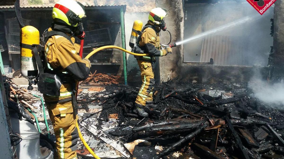 Los bomberos extinguen un incendio en el patio de una vivienda de Orihuela.