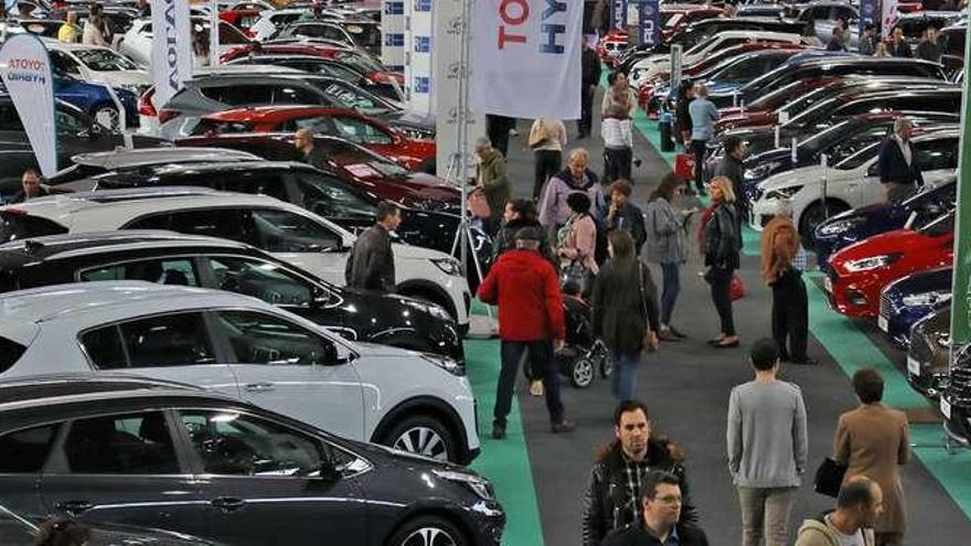 Vehículos en exposición en el salón del automóvil celebrado este fin de semana en Expourense. // Jesús Regal