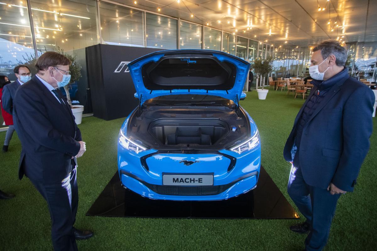 Ximo Puig y Jesús Alonso, en la presentación en València del primer Ford eléctrico puro.