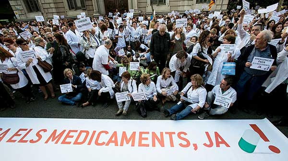Jornada de vaga de farmàcies pels impagaments. Milers de farmacèutics han protestat davant de la Delegació del Govern a Catalunya a Barcelona.