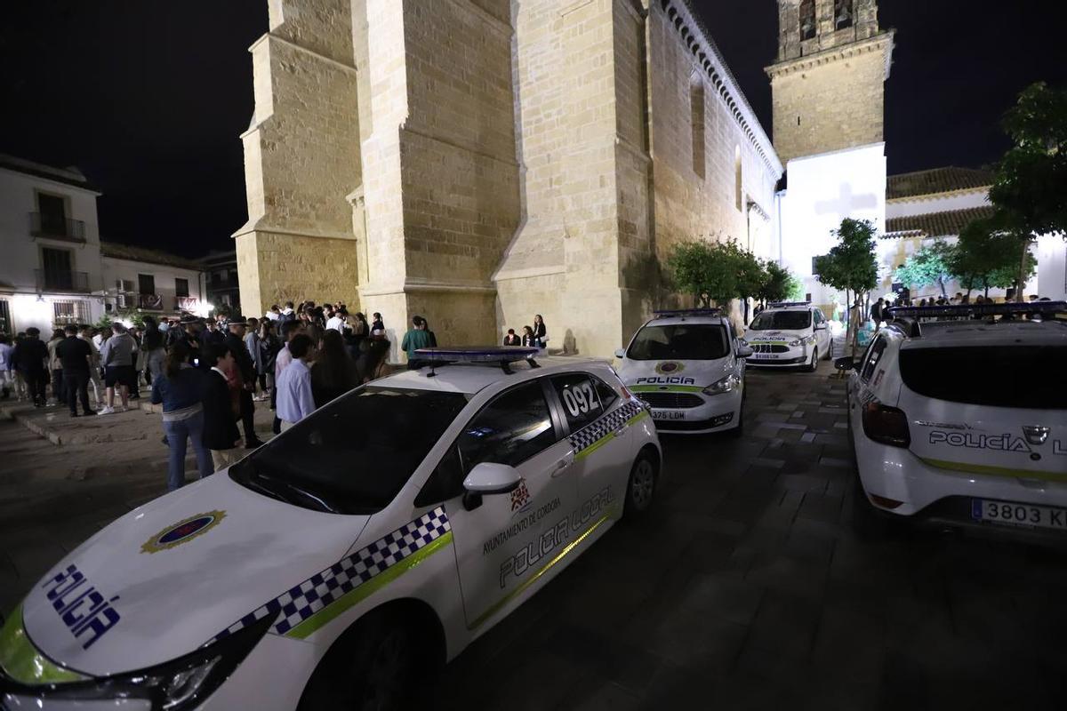 Varios coches de la Policía Local estacionados en el lateral de la iglesia de Santa Marina, durante la celebración de las Cruces de este año.