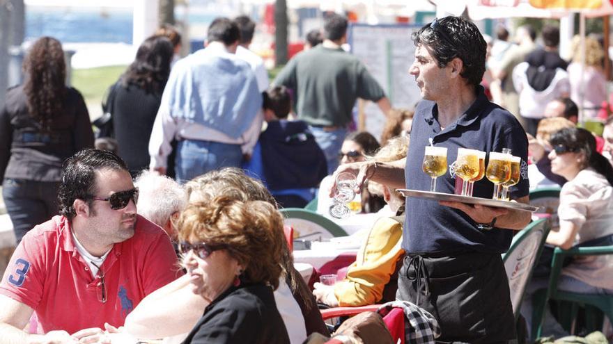 Un trabajador de la hostelería en un establecimiento de Málaga.