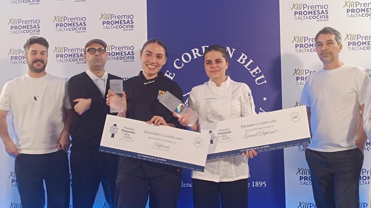 María Bazar, a la derecha, con el diploma ganador