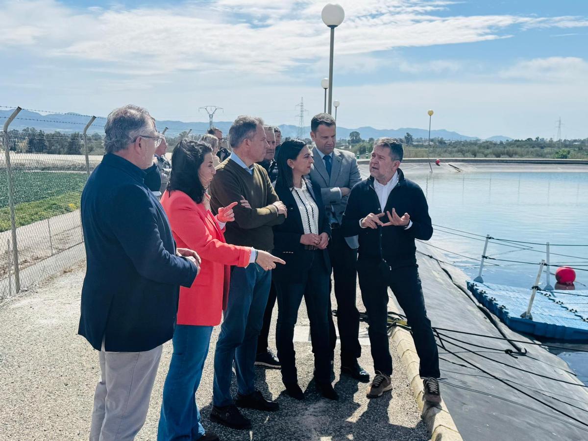 Juan Marín (d.) explica los pormenores de la instalación a los visitantes.