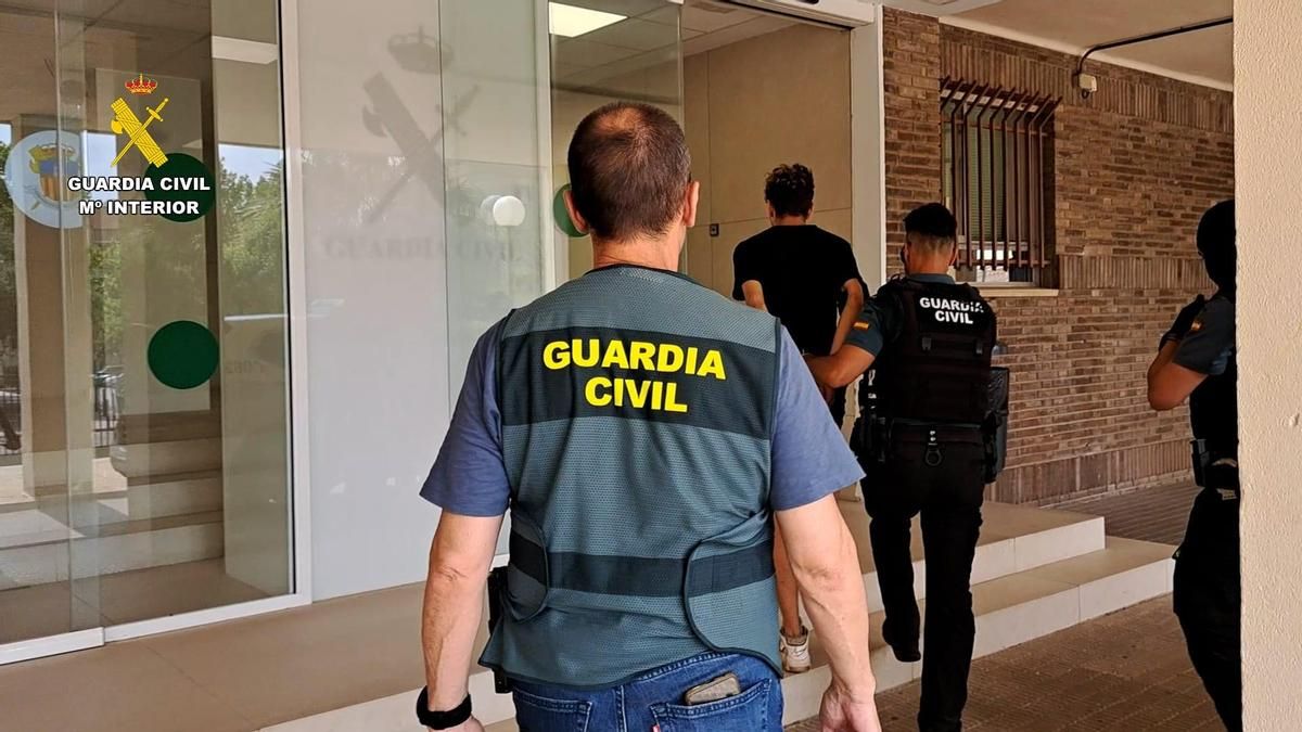 Uno de los detenidos a su entrada a dependencias de la Guardia Civil en Benicàssim la pasada semana.