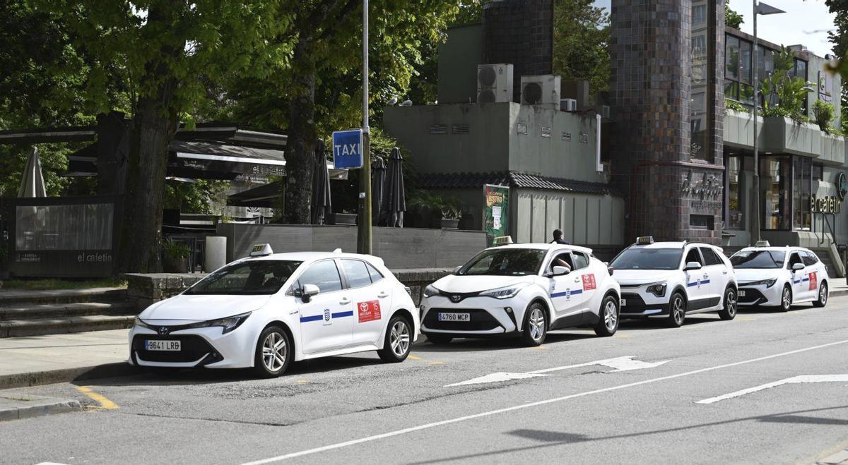 En la iniciativa Coche de Punto el Concello de Pontevedra cuenta con la colaboración de una treintena de taxis.