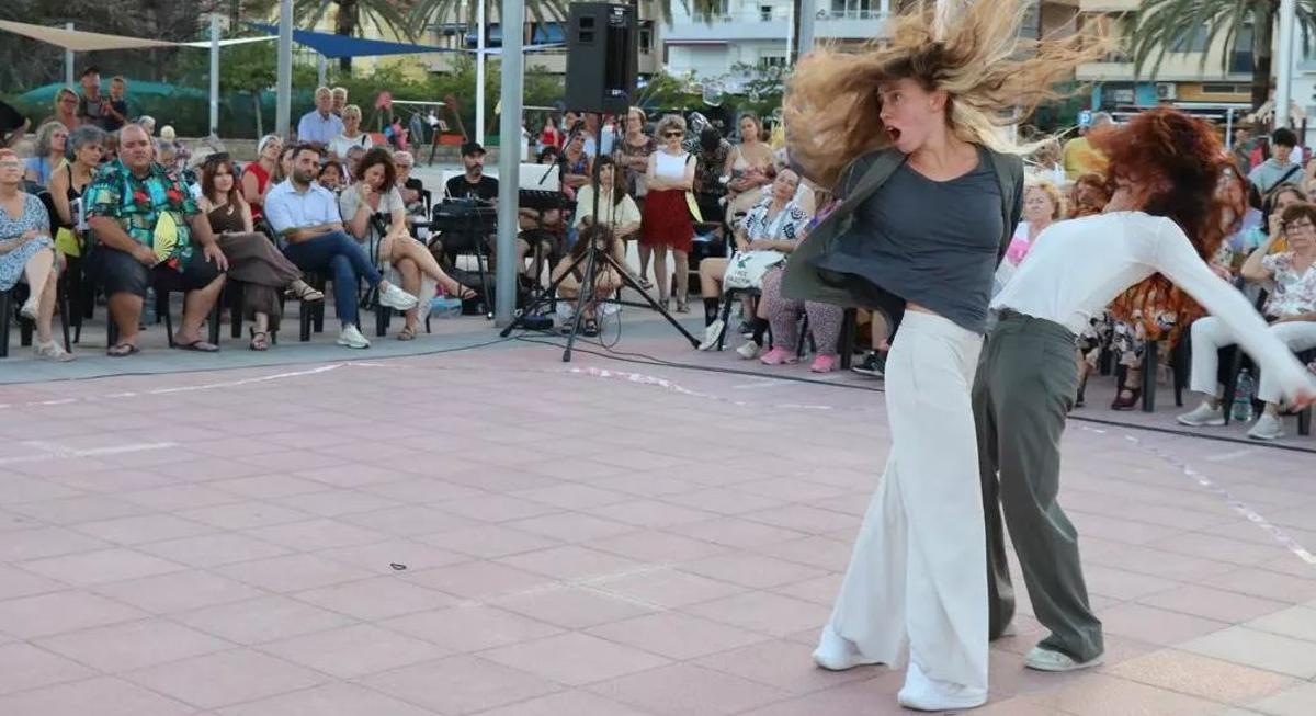 Actuación del festival de danza en la plaza de la Concordia