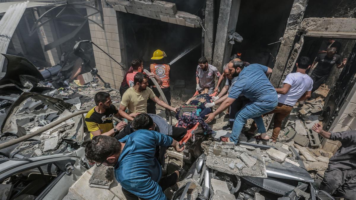 Ciudadanos evacúan a un herido durante los bombardeos en Gaza