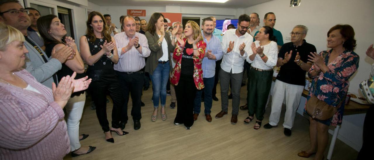 La candidata Mari Carmen Sánchez con dirigentes y simpatizantes en la sede de Ciudadanos.