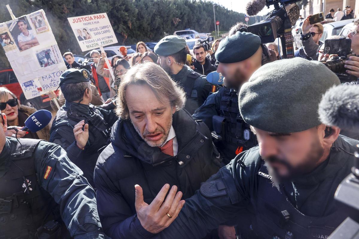 El asesor de Carlos Mazón, José Manuel Cuenca, abandona el juzgado de Catarroja después del careo con la exconsellera Pradas, escoltado por la Guardia Civil.