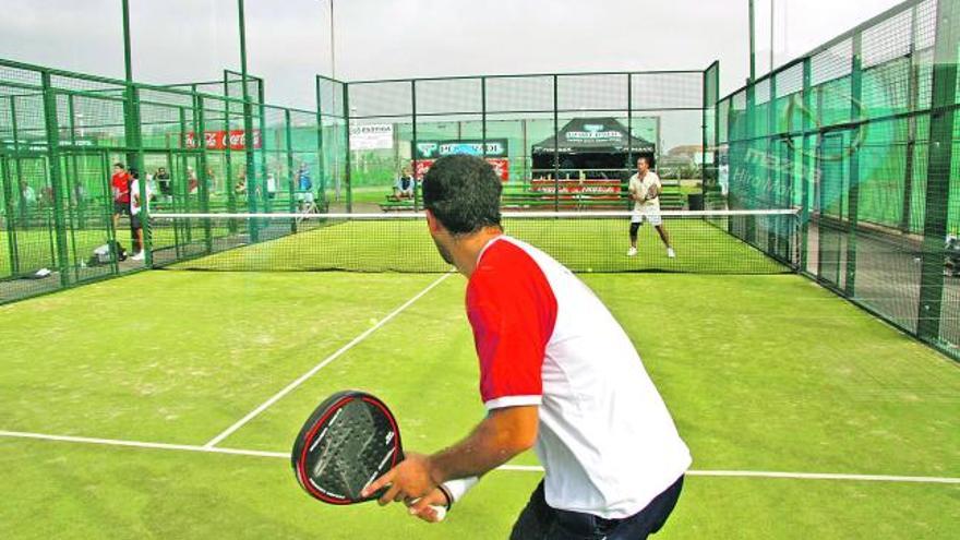 Un partido disputado en las canchas de pádel del Santa Olaya. | MARCOS LEÓN