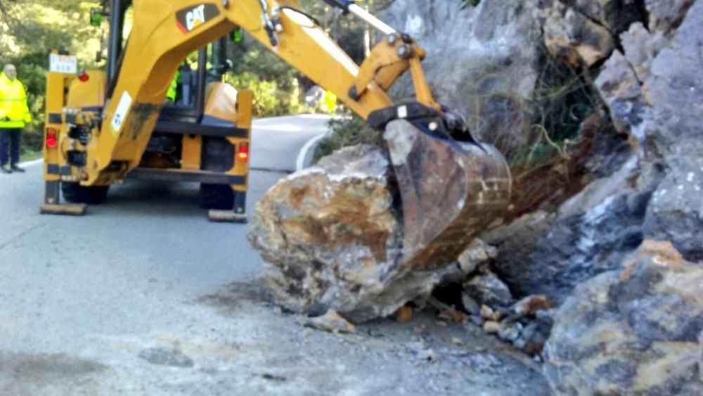 Una gran roca se desploma sobre la carretera de sa Calobra