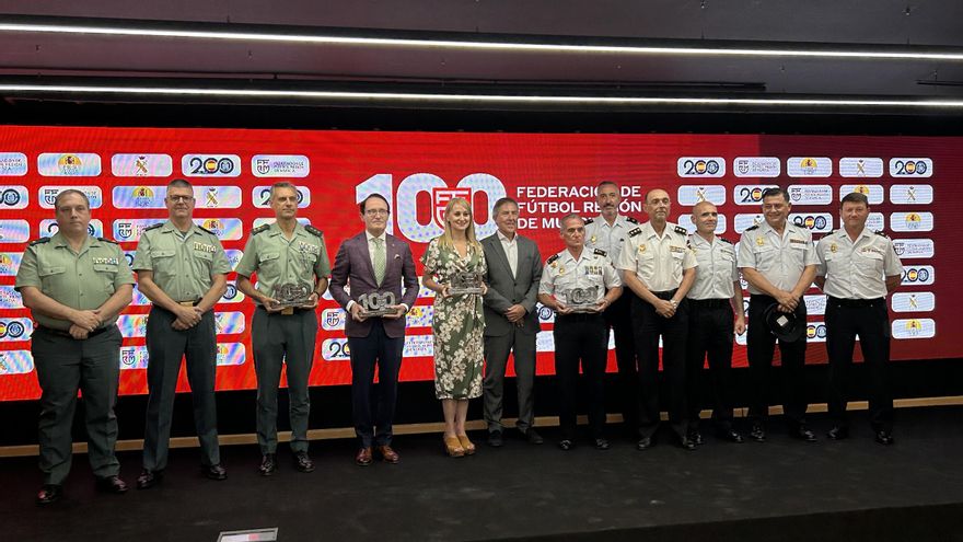La Federación Murciana de Fútbol reconoce a la Policía Nacional y la Guardia Civil