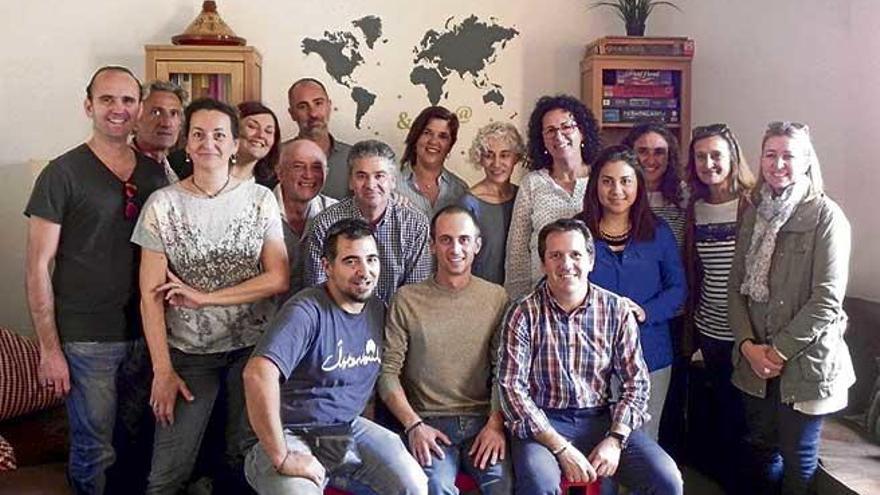 Foto de familia del personal del nuevo centro de menores de Lloseta.