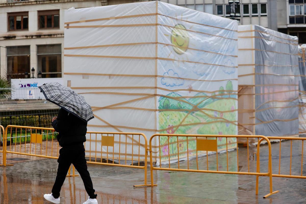 Las lluvias azotan las fallas en València: mascletà suspendida y los primeros ninots protegidos con plásticos