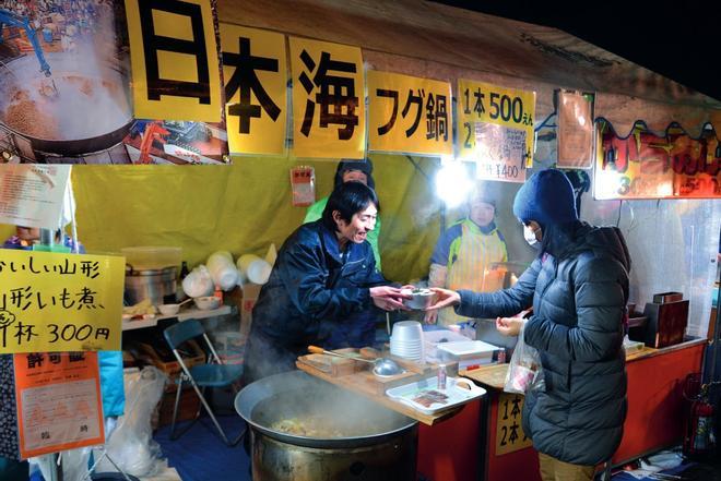 Puesto de comida en el Festival de la nieve de Yamagata