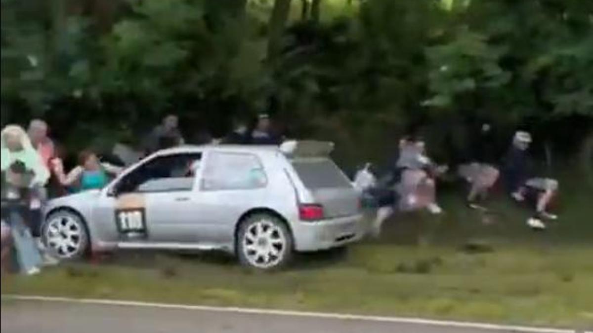Un coche se sale de la pista en el Rallye de Hoznayo y atropella a nueve espectadores.