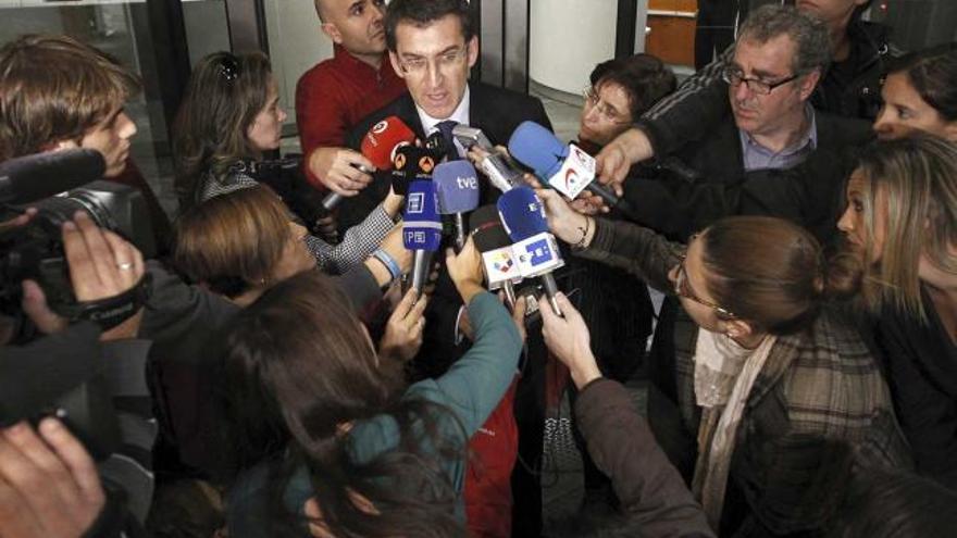 Núñez Feijóo atiende a la prensa, ayer, tras la reunión de la ejecutiva del PP.