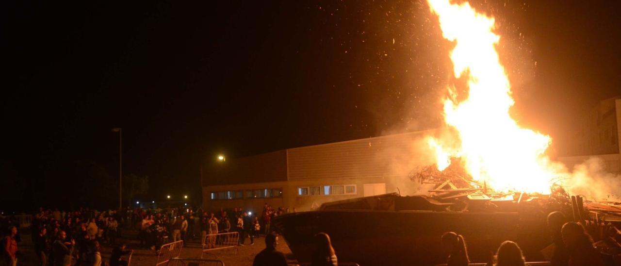 Una hoguera de San Juan, en Vilaxoán, hace tres años. |  // NOÉ PARGA