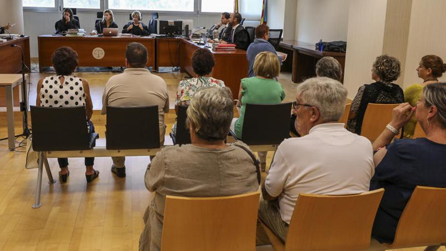 Los acusados por el caso de La Dolorosa, en la primera sesión del juicio en la Audiencia.